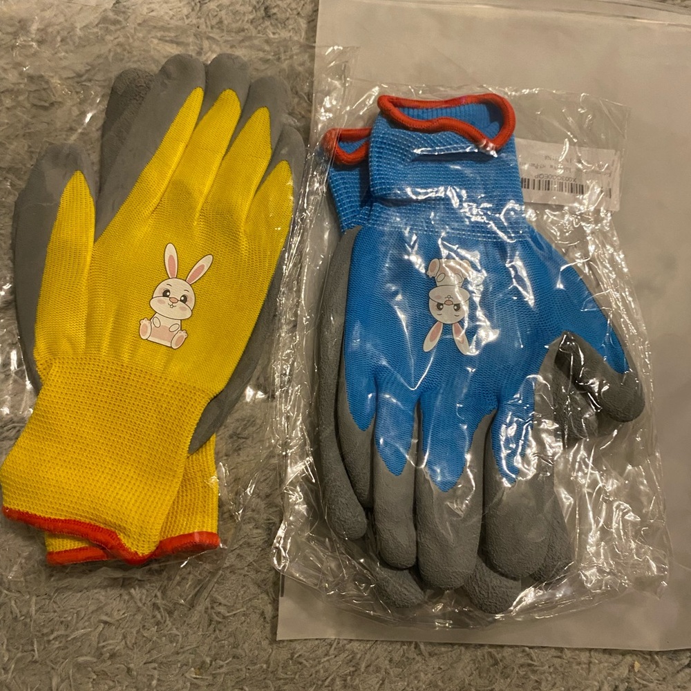 2 pairs of children garden gloves… new… never been used
